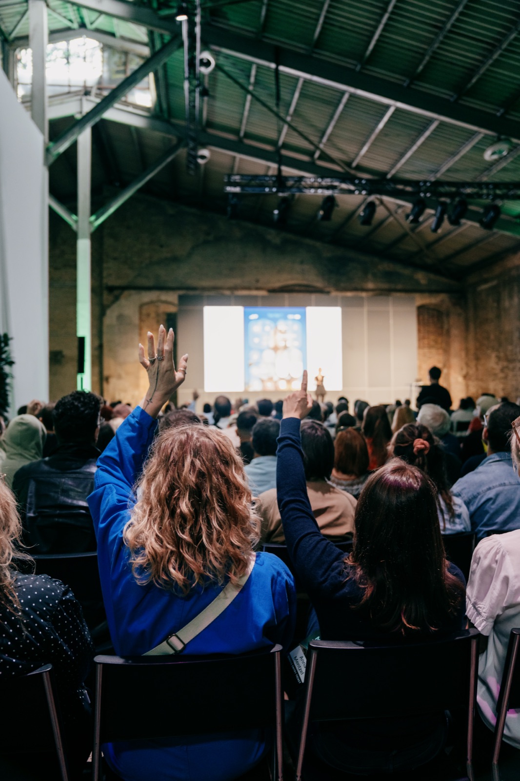 Der Saal der NeulandPro Connect vor der großen Leinwand